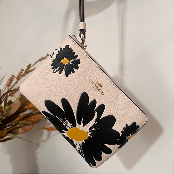 Corner Zip Wristlet With Floral Print 🖤🤍💛 - Picture 3 of 7